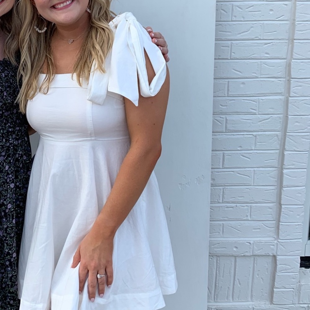 Cute tie shoulder white dress. Size medium